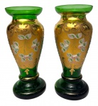 Par de vasos venezianos na cor verde, com rica decoração em ouro e aplicações florais em relevo. Medindo: 22 x 10 cm.