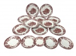 Quinze pratos diversos em porcelana na cor branca, esmaltado com decoração de época.  Medidas: 19 cm,14 cm, 10,5 cm.