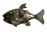 Escultura  articulável produzida em metal espessurado a prata, representando peixe. Medindo: 20,5 x 5 x 11,5 cm.