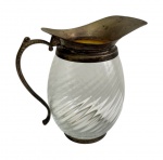 Antiga jarra para refresco e água, em vidro translucido e guarnições metal. Medindo:  21,5 x 21,5 x 13 cm.