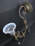 Lindo Aplique em bronze Art Nouveau, para uma lâmpada, com cúpula em vidro trabalhado. Med. 40cm comprimento.