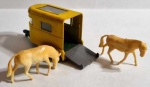Raríssimos, belo e com muitos detalhes. - LESNEY  MG. 1100 Matchbox Series n.64 + Pony trailer Matchbox series n.43. Acompanha 2 (dois) Cavalos no trailer e 1 (um) motorista e 1 (um) Cachorro no carro  escala 1/64  Fabricado na Inglaterra. Modelo metal die-cast. Objeto oriundo de coleção.