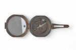 Antiga Bussola náutica em bronze/Latão Brunton Compass. Modelo utilizado pela Marinha Inglesa, ano de 1818. Peça produzida nos anos de 1980. Peça para amantes da história da Marinha Inglesa e colecionadores de militaria. Linda peça. Med. 7x7,5cm.