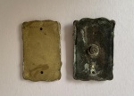 Antiga Campainha de parede confeccionado em Bronze com belos trabalhos que remete a motivos florais, coisa de época, utilizada ao lado das portas; anos 1950. São duas placas, uma com o botão de comando e outra cega. O botão de comando está travado. Med. Para Caixa De Luz 4x2.