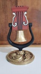 Antigo sino Campainha de parede confeccionado com base ricamente trabalhada ambos em Bronze, suporte do sino em metal pintado e contrapeso em madeira pintada. Med. Altura 23cm-