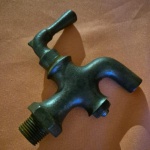 Torneira de ferro com alavanca para o fechamento de fluxo rápido. Tem sinais do tempo na sua estrutura, mas está bem integra no geral, possui rosca com 1/2 de polegada.