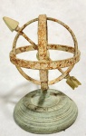 Elegante e antigo Astrolábio decorativo francês, dito para escritórios, Arte Deco, circa 1930, em ferro Forget patinado, ricamente cinzelado. Med. altura 16 cm.