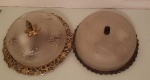 4 (Quatro peças)  1(um) Antigo Globo para lustre em vidro jateado e decorado com lapidação em baixo relevo com terminal em bronze. Med.20cm de diâmetro e 26cm de altura., 2(duas) Antigas luminárias de teto em vidro bisotado e acabamento de bronze. Uma é nova, nunca utilizada; outra necessita restauro. Med. Maior 27cm diâmetros. 1(um) Poste colonial para jardim em alumínio, novo, não foi utilizado. Med. 37 cm Alt.