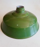 Antiga cúpula de luminária industrial esmaltada em ágata, verde e branca, medindo 46 de diâmetro x 20cm de altura.