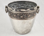Cachepot em metal prateado, com alças laterais, decorado com ramos de rosas em alto relevo. Medindo: 21 x 19,5 cm.