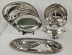 Wolff. Baixela em metal espessurado à prata, borda cinzelada. Composto de sopeira, 2 travessas redondas e 4 travessas ovais. Medindo: 60 x 23 cm.