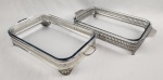 Dois suportes em metal prateado com pirex em vidro. Medindo: 45 x 24 cm e 46 x 24 cm.