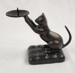 Castiçal em bronze patinado, representado escultura de felino. Medindo: 14 x 10 x 7 cm.