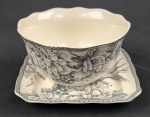 Tania Bulhões, Coleção Petropólis. Tigela e prato para pão quadrado em porcelana esmaltado, com linda decoração floral e pássaro em galho. Medindo: 7 x 24,5 cm e 16 x 16 cm.