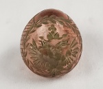 FABERGÉ STYLE (RÚSSIA). Ovo decorativo em cristal rosado lapidado e gravado com motivos florais. Produção russa moderna, apresentando etiqueta original Wild Style  Fabergé  Modern  Russia. Peça decorativa inspirada nos tradicionais ovos Fabergé. Medindo: 3,5 x 3 cm.