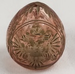FABERGÉ STYLE (RÚSSIA). Ovo decorativo em cristal rosado lapidado e gravado com motivos florais. Produção russa moderna, apresentando etiqueta original Wild Style  Fabergé  Modern  Russia. Peça decorativa inspirada nos tradicionais ovos Fabergé. Medindo: 3,5 x 3 cm.