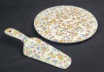 Japan. Prato para bolo com espátula em porcelana esmaltada e policromada. Medindo: 30 cm e 28 x 8 cm.