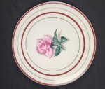 Prato de bolo em porcelana esmaltada e policromada, decorado com flor e filetes em ouro. Medindo: 27 cm.