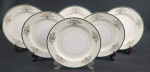 DRAGON CHINA JAPAN. Seis pratos rasos em porcelana japonesa, decoração floral e filetes em ouro, com listra verde sobre fundo marfim e branco. Manufatura no verso. Med.: 25,5 cm diâm.