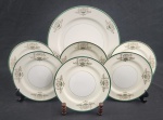 DRAGON CHINA JAPAN. Conjunto para sobremesa em porcelana japonesa, decoração floral e filetes em ouro, com listra verde sobre fundo marfim e branco. Composto de prato para bolo e 6 pratos para sobremesa. Manufatura no verso. Med.: 19,5 cm diâm.