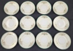 DRAGON CHINA JAPAN. Doze pratos para pão em porcelana japonesa, decoração floral e filetes em ouro, com listra verde sobre fundo marfim e branco. Manufatura no verso. Med.: 16 cm diâm.