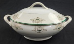 DRAGON CHINA JAPAN. Sopeira com tampa em porcelana japonesa, decoração floral e filetes em ouro, com listra verde sobre fundo marfim e branco. Manufatura no verso. Med.: 20 x 35 x 22 cm.