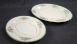 DRAGON CHINA JAPAN. Duas travessas ovais rasas em porcelana japonesa, decoração floral e filetes em ouro, com listra verde sobre fundo marfim e branco. Manufatura no verso. Med.: 32 x 23 cm e 26 x 19 cm