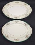 DRAGON CHINA JAPAN. Duas travessas ovais rasas em porcelana japonesa, decoração floral e filetes em ouro, com listra verde sobre fundo marfim e branco. Manufatura no verso. Med.: 37 x 27 cm e 42 x 30 cm.