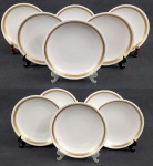 REAL. Onze pratos fundos em porcelana nacional, esmaltada na cor branca, decoração com frisos dourados e flores. Manufatura no verso. Med.: 3,5 x 21cm diâm.