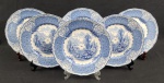ROYAL DOULTON, Inglaterra. Seis pratos rasos em faiança inglesa, ricamente decorados em azul sobre fundo branco, com paisagens, personagens, flores e folhagens. Manufatura no verso. Med.: 26 cm diâm.