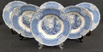ROYAL DOULTON, Inglaterra. Seis pratos fundos em faiança inglesa, ricamente decorados em azul sobre fundo branco, com paisagens, personagens, flores e folhagens. Manufatura no verso. Med.: 5 x 26 cm diâm.