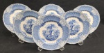 ROYAL DOULTON, Inglaterra. Seis pratos para sobremesa em faiança inglesa, ricamente decorados em azul sobre fundo branco, com paisagens, personagens, flores e folhagens. Manufatura no verso. Med.: 21cm diâm.