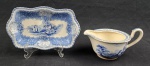 ROYAL DOULTON, Inglaterra. Molheira e espinheira em faiança inglesa, ricamente decorada em azul sobre fundo branco, com paisagens, personagens, flores e folhagens. Manufatura no verso.. Med.: 21 x 13 cm e 17 x 7 x 12cm. Apresenta marcas do tempo.