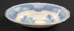 ROYAL DOULTON, Inglaterra. Saladeira oval em faiança inglesa, ricamente decorada em azul sobre fundo branco, com paisagens, personagens, flores e folhagens. Manufatura no verso. Med.: 7 x 18 x 26 cm.