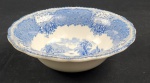 ROYAL DOULTON, Inglaterra. Saladeira redonda em faiança inglesa, ricamente decorada em azul sobre fundo branco, com paisagens, personagens, flores e folhagens. Manufatura no verso. Med.: 7 x 24 cm.