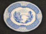 ROYAL DOULTON, Inglaterra. Travessa em faiança inglesa, ricamente decorada em azul sobre fundo branco, com paisagens, personagens, flores e folhagens. Manufatura no verso. Med.: 29 x 24 cm.