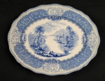 ROYAL DOULTON, Inglaterra. Travessa em faiança inglesa, ricamente decorada em azul sobre fundo branco, com paisagens, personagens, flores e folhagens. Manufatura no verso. Med.: 34 x 27 cm.