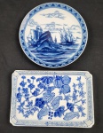 Dois pratos decorativo em porcelana esmaltados nas cores azul e branco, sendo um redondo de origem nacional e outro retangular de origem chinesa. Medindo: 15 x 22 cm e 20 cm.