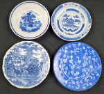 Quatro pratos decorativo em porcelana esmaltados nas cores azul e branco, de procedências diversas. Medindo: 18 cm, 19 cm e 20 cm.