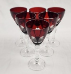 Conjunto com 6 copos para vinho do porto de cristal doublé rubi lapidado. Medindo: 13 x 6 cm.