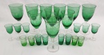 Serviço de cristal verde lavrado com folhas, composto de: 7 taças para vinho tinto, 3 para vinho branco, 6 para licor e 8 copinhos para shot. Total: 24 peças.