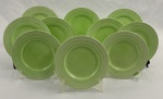 GRINDLEY, Inglaterra. Dez pratos de sobremesa em faiança inglesa na cor verde, de desenho característico Art Déco, com decoração concêntrica em relevo. Manufatura no verso. Med.: 18 cm diâm.