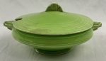 GRINDLEY, Inglaterra. Sopeira com tampa em faiança inglesa na cor verde, de desenho característico Art Déco, com decoração concêntrica em relevo. Manufatura no verso. Med.: 17 x 31 x 25 cm. Apresenta manchas.