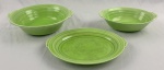 GRINDLEY, Inglaterra. Duas saladeiras e travessa em faiança inglesa na cor verde, de desenho característico Art Déco, com decoração concêntrica em relevo. Manufatura no verso. Med.:17 x 25 cm, 6,5 x 24 x 18 cm e 27 x 22 cm. Mancha e craquele.