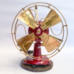 Ventilador antigo - Modelo de carro Pullman ferroviário. 48volts. Sem teste. Grade, hélice e detalhes em bronze, chave na base sobre madeira. Cerca de 1920, 30cm de altura.