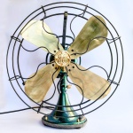 Ventilador antigo: General Electric americano, modelo "Round Back" Hélice e detalhes em bronze, corpo em ferro fundido, chave na base, 110v, 3 velocidades, movimento oscilante. Variante 16 polegadas.Cerca de 1930, 45cm de altura. Funcionando.