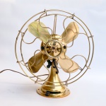 Ventilador antigo: Raro General Electric americano, modelo All Brass. Todo em bronze, corpo, grade, hélice e detalhes. Motor brushless em perfeito estado, mas, precisa revisão e alinhamento para funcionar macio. Cerca de 25cm de altura, 8 polegadas.
