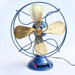 Ventilador antigo: Antigo Emerson Northwind, made in USA. Cerca de 1929, funcionando, 110v, movimento oscilante. Hélice e detalhes em bronze, corpo em ferro fundido. 3 velocidades. Modelo 10 polegadas. Cerca de 40cm de altura.