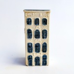 KLM BLUE DELFT HOLLAND - Miniatura de garrafa colecionável em porcelana, inspirada nas casas holandesas do Canal de Amsterdã. Med 9,5 x 4 x 4,5cm. 