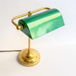 Antiga luminária de mesa estilo clássico inglês dita banqueiro, corpo em metal polido com cúpula na tonalidade verde. Funcionando. Med 30 x 20 cm. 